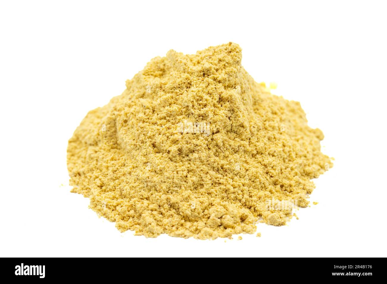 Poudre de gingembre isolée sur fond blanc. Pile de poudre de gingembre Banque D'Images