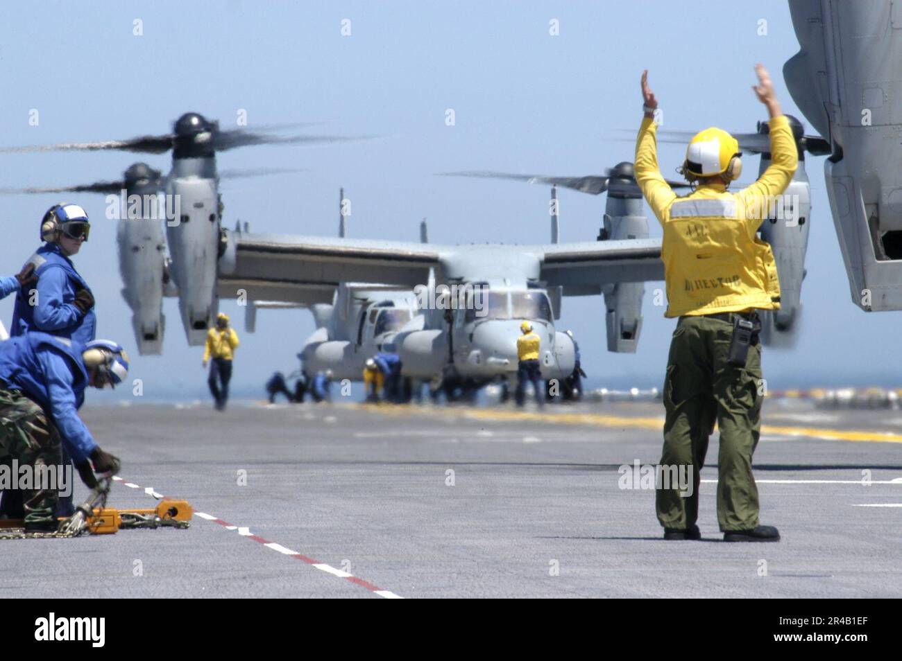 US Navy l'équipage du pont de vol se prépare à lancer trois MV-22 Ospreys pendant les opérations de vol à bord du navire d'assaut amphibie USS Bataan (LHD 5). Banque D'Images