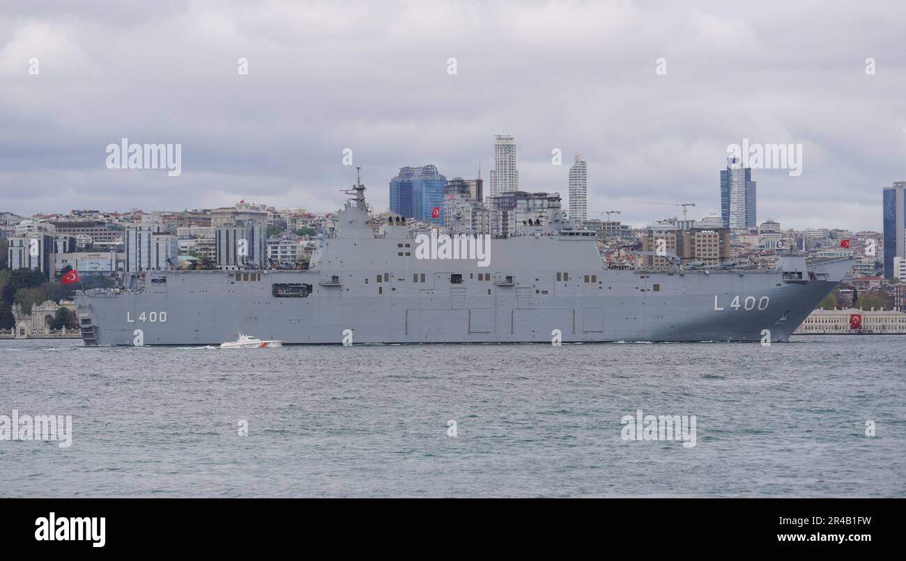 ISTANBUL, TURKIYE - 23 AVRIL 2023 : navire TCG Anadolu passant par le Bosphore Banque D'Images