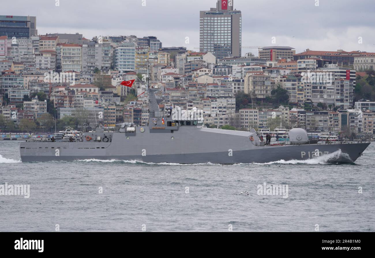 ISTANBUL, TURKIYE - 23 AVRIL 2023 : navire TCG Tekirdag passant par le Bosphore Banque D'Images