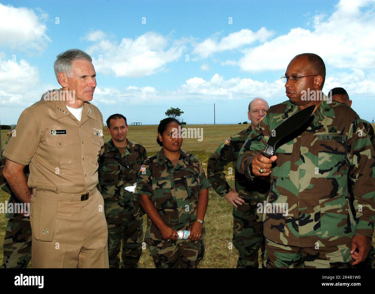 Brig. MARINE US Le général James Kennon s'adresse au commandant du Commandement Pacifique, l'ADM. William Fallon, et au personnel présent lors d'une cérémonie de coupe de gâteau au Camp H.M. Smith, Hawaï. Banque D'Images