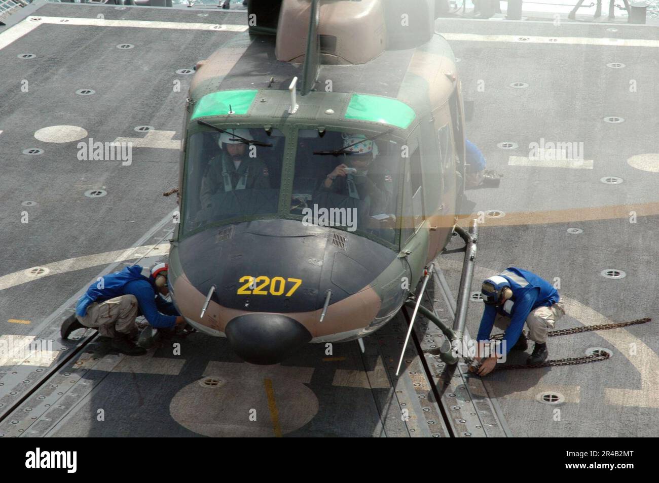 US Navy Un hélicoptère de la Royal Thai Navy S76 est calé sur le pont de vol à bord de la frégate de missiles guidés USS Rodney M. Davis (FFG 60). Banque D'Images