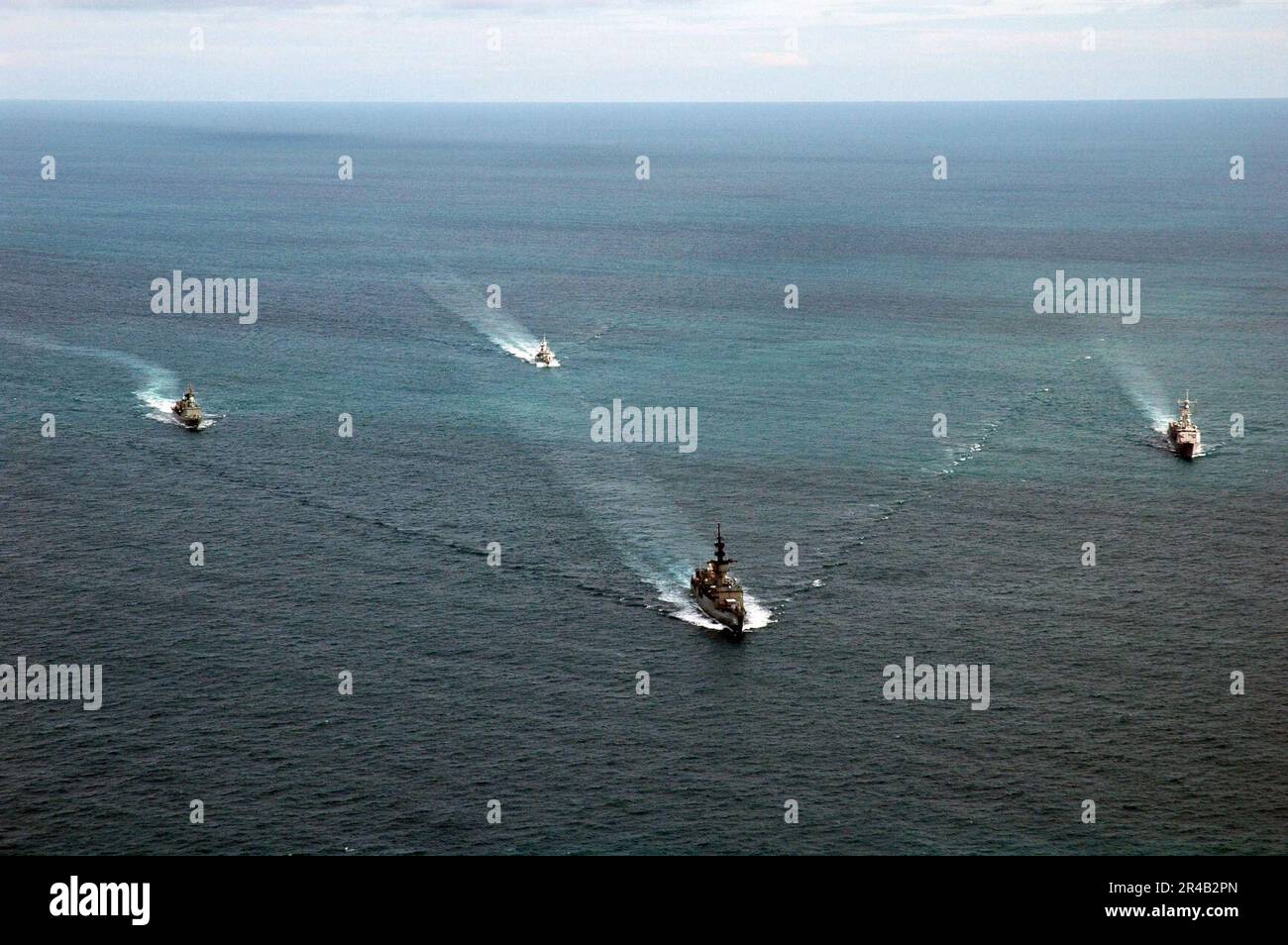 US Navy la frégate de missiles guidés USS Rodney M. Davis (FFG 60), à droite, en cours de formation avec des navires de la Royal Thai Navy (RTN). Banque D'Images