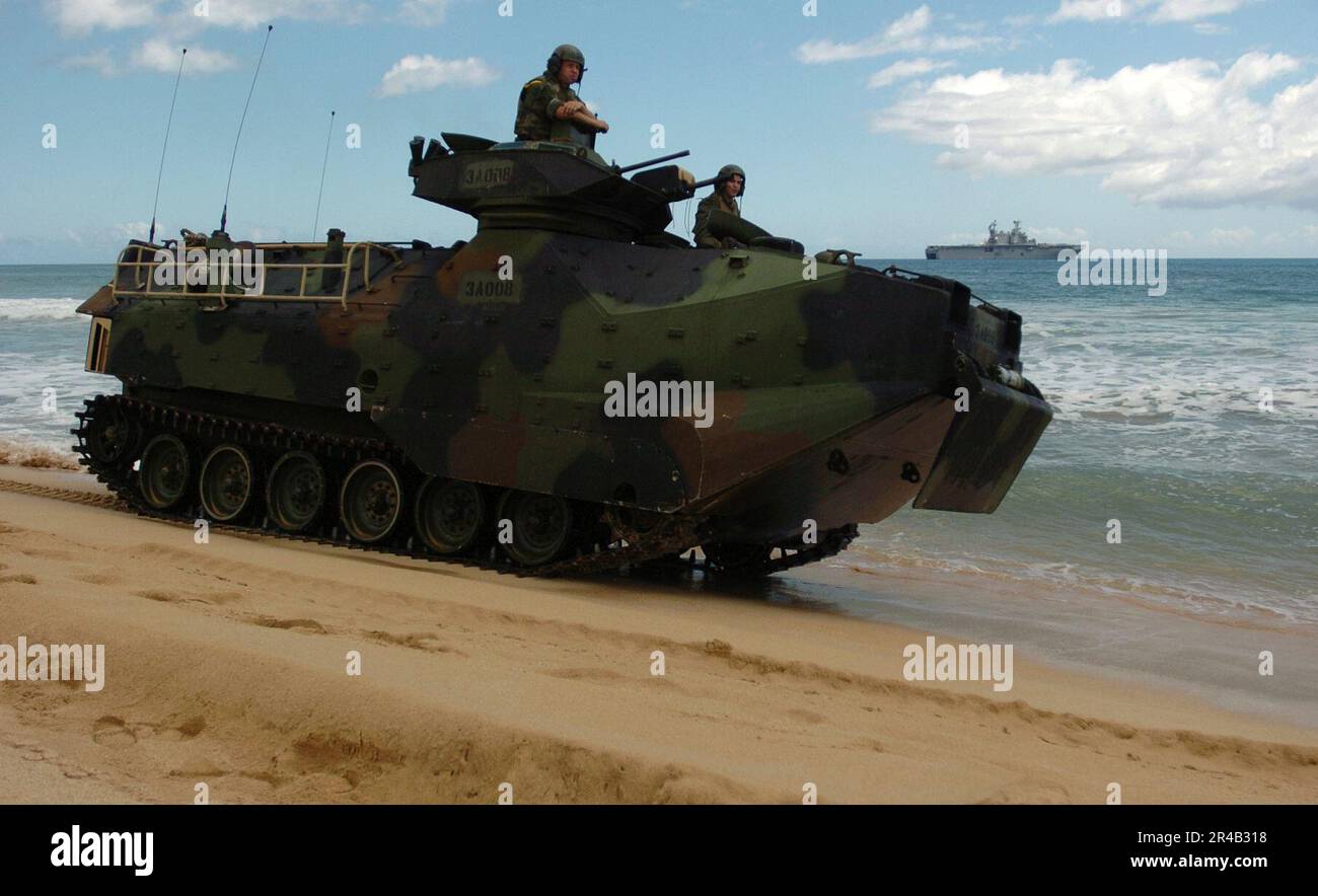 US Navy U.S. Les Marines affectés au 3rd Bataillon d'assaut amphibie conduisent leurs véhicules d'assaut amphibie (AVA) le long de la plage. Banque D'Images