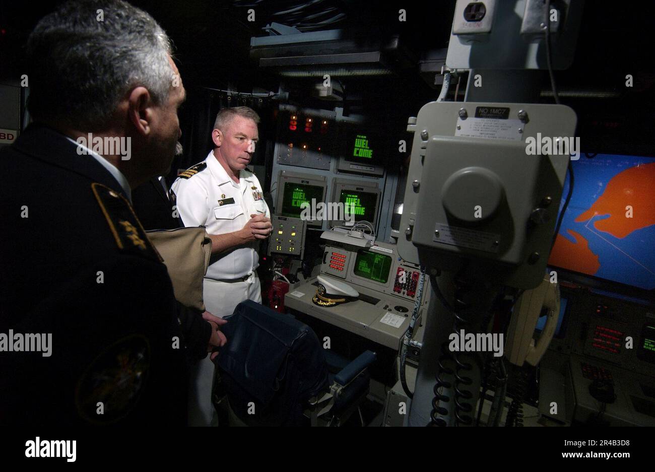 COMMANDANT DE la Marine AMÉRICAINE, USS Curtis Wilber (DDG 54), Cmdr. Visite du Centre d'information sur le combat (CIC) au commandant de la flotte russe du Pacifique, ADM. Federov. Banque D'Images