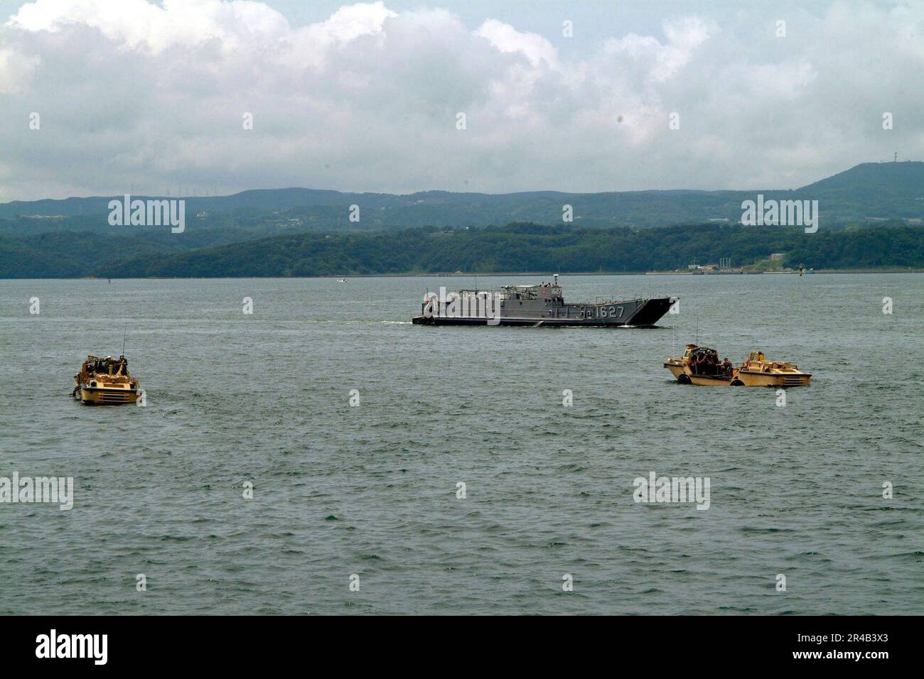 MARINE DES ÉTATS-UNIS Une paire de véhicules légers de 5 tonnes de cargaison de réapprovisionnement amphibie (LARC), habités par des membres de l'unité 1 du maître de plage, et de l'utilitaire d'embarcation d'atterrissage (LCU) 1627, habités par des membres de l'unité 1 de l'embarcation d'assaut (ACU-1), ch. Banque D'Images