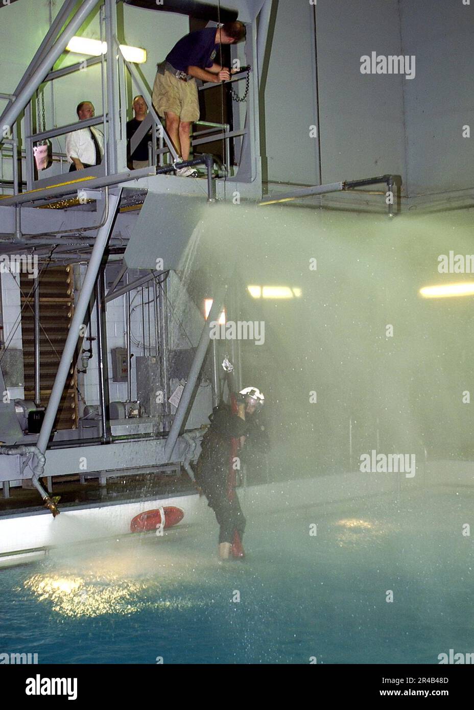 US Navy Un étudiant au centre d'entraînement de survie de l'aviation, reçoit une formation sur le Downwash hélicoptère et le simulateur de Hoist. Banque D'Images