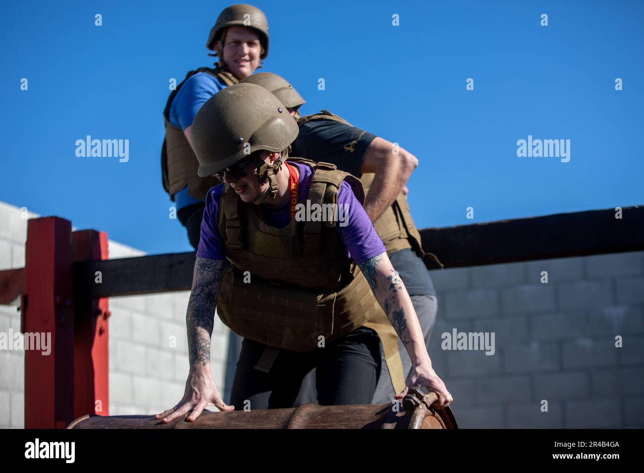 Les éducateurs du 9th Marine corps District, région de recrutement de l'Ouest, participent à un exercice de groupe au camp de base du corps des Marines Pendleton, en Californie, le 8 février 2023. L'atelier des éducateurs est une occasion pour les enseignants et ceux qui travaillent avec les élèves du secondaire d'expérimenter la formation de recrutement et d'apprendre au sujet de la transformation que les jeunes font pour devenir des Marines. Banque D'Images