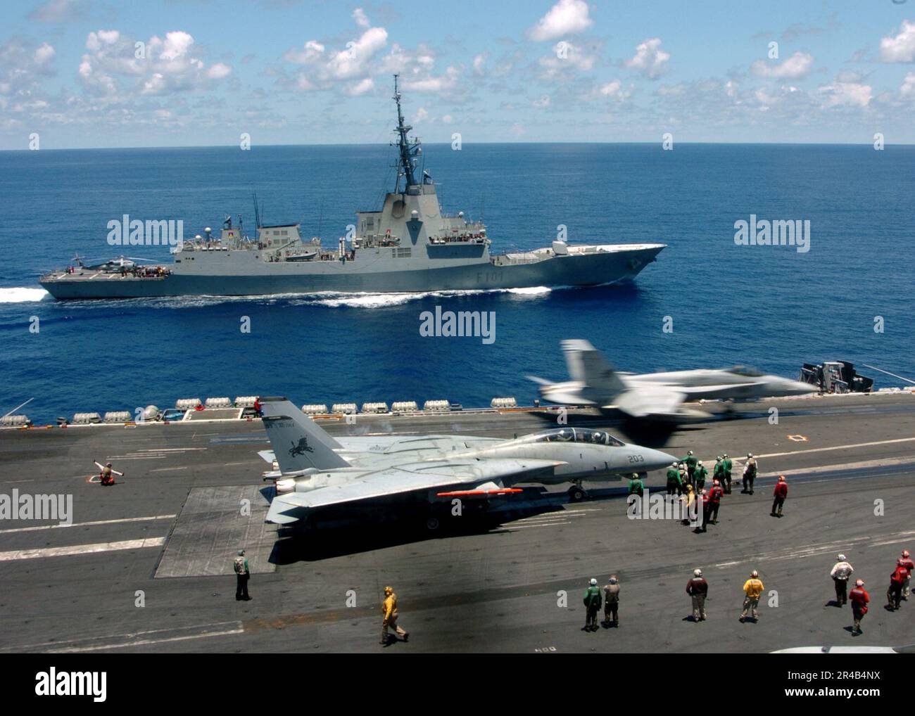 MARINE AMÉRICAINE la frégate de la Marine espagnole Alvaro de Bazan (F 101) longe le porte-avions de la classe Nimitz USS Theodore Roosevelt (CVN 71) pour observer les opérations de vol. Banque D'Images