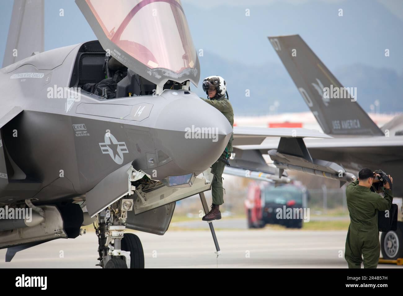 ÉTATS-UNIS Corps maritime le major Douglas Kansier, pilote et officier exécutif de l'Escadron d'attaque des chasseurs de mer (EMMV) 242, s'élève dans une station aérienne F-35B Lightning II du corps maritime Iwakuni, Japon, 5 avril 2023. Marines avec Marine Aircraft Group 12 effectue régulièrement des opérations d'armement, de ravitaillement expéditionnaire et de vol afin de maintenir la compétence et la préparation à l'appui d'un Indo-Pacific libre et ouvert. Banque D'Images