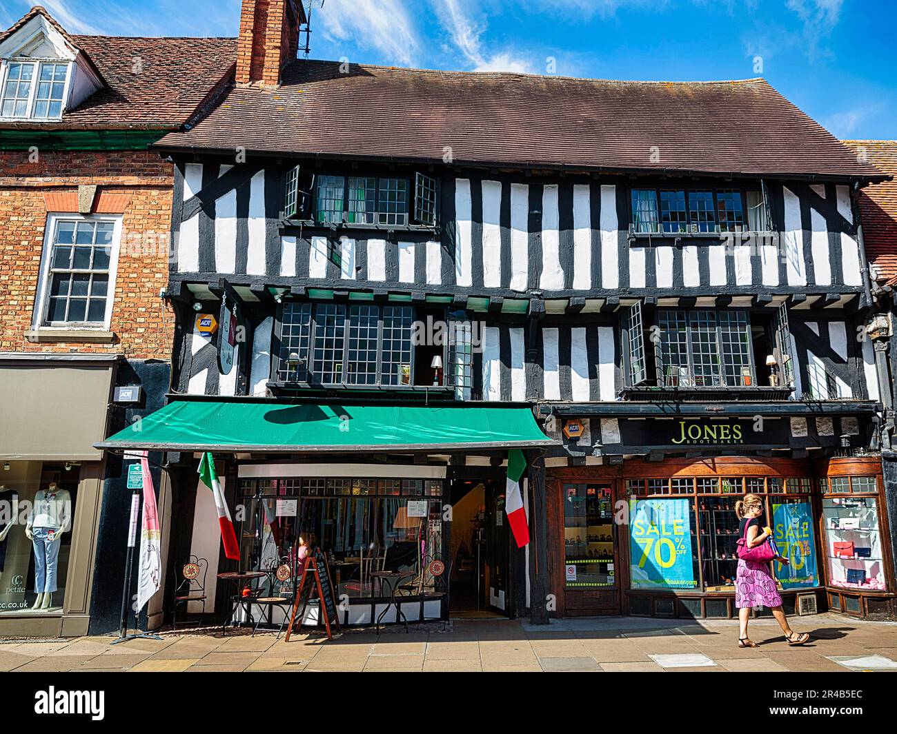 Maison à colombages avec boutiques, piéton, Stratford-upon-Avon, Warwickshire, Angleterre, Royaume-Uni Banque D'Images