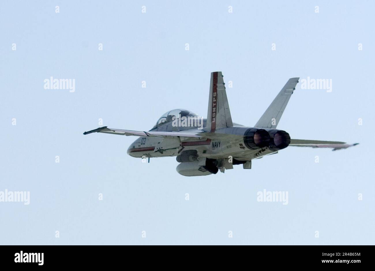 US Navy an F-A-18B Hornet, affecté aux États-Unis L'école de pilote de test naval, replie son train d'atterrissage en postcombustion après avoir pris le départ pour un vol d'entraînement depuis la base aérienne navale de Patuxent River, Maryland Banque D'Images