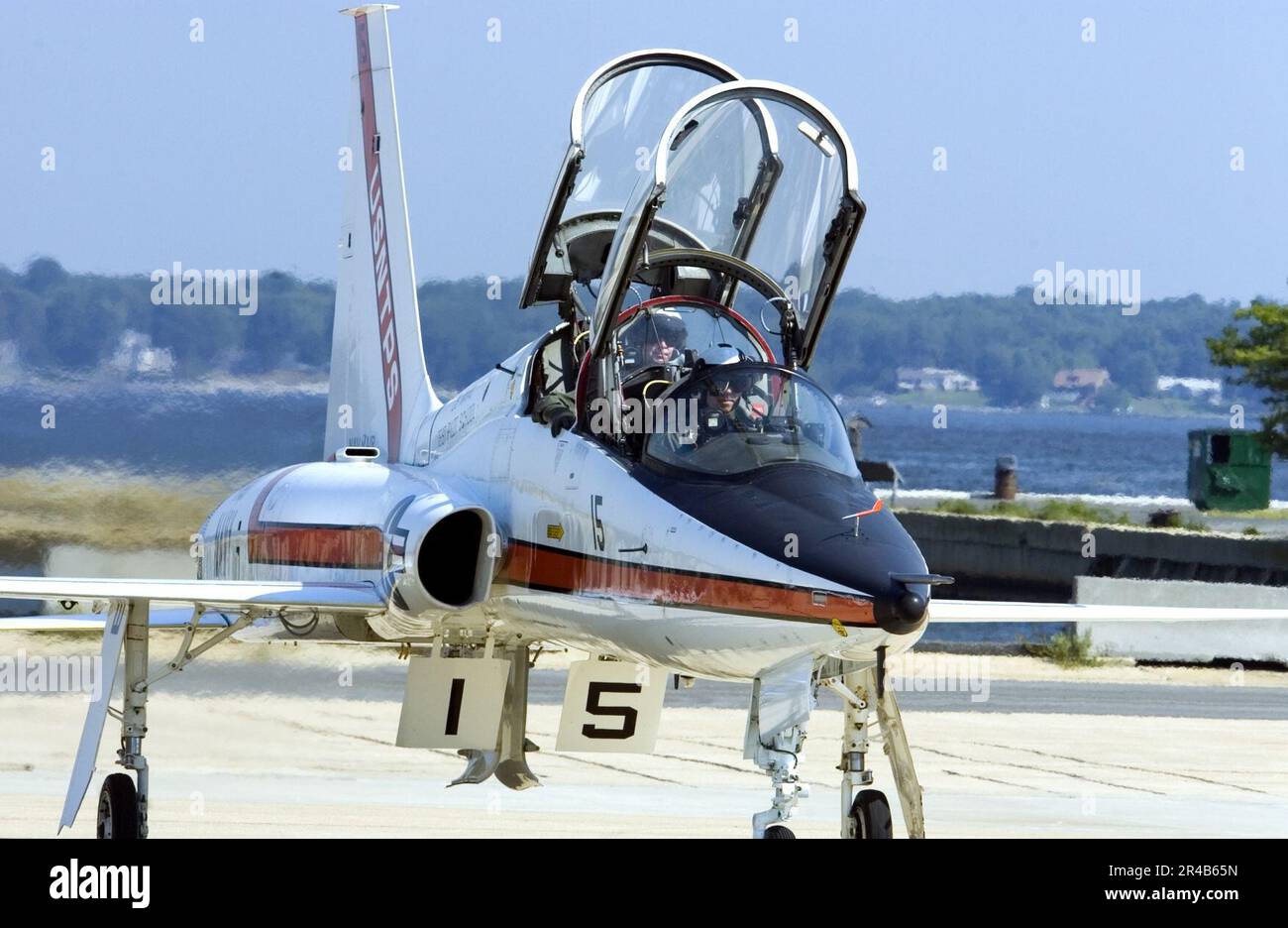 US Navy A T-38A talon, affecté aux États-Unis L'école de pilote d'essai naval se prépare à prendre un taxi jusqu'à la piste active avant un vol d'entraînement à partir de la base aérienne navale de Patuxent River, au Maryland Banque D'Images