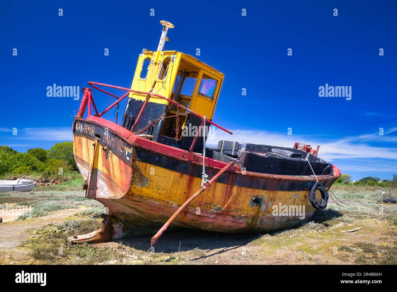 Vieux bateau de pêche, mis au rebut sur la côte près de Paimpol, département des Côtes-d'Armor, Bretagne, France Banque D'Images