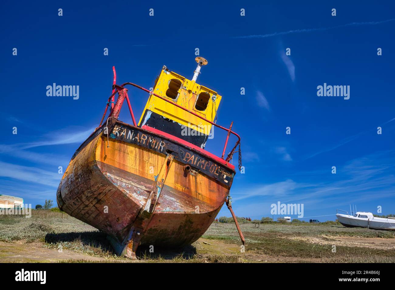 Vieux bateau de pêche, mis au rebut sur la côte près de Paimpol, département des Côtes-d'Armor, Bretagne, France Banque D'Images