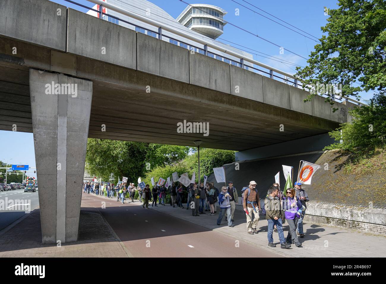 LA HAYE - extinction les militants de la rébellion au début d'une manifestation pour bloquer les A12 à la Haye pour la septième fois. Avec cette action, XR s'oppose aux subventions aux énergies fossiles. Au cours du dernier blocus sur 11 mars, quelque 700 activistes ont été arrêtés. ANP PHIL NIJHUIS pays-bas Out - belgique Out Credit: ANP/Alay Live News Banque D'Images
