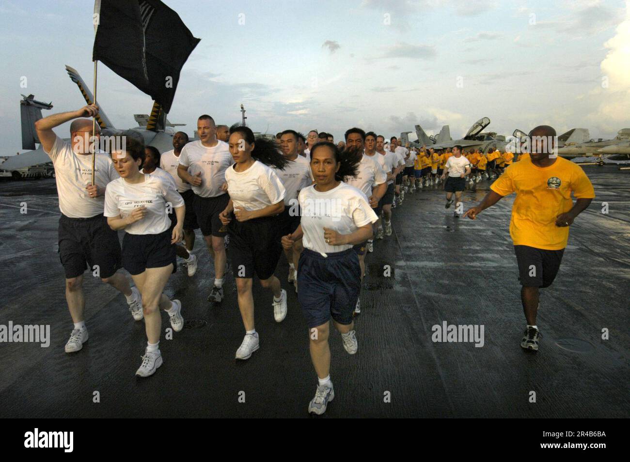 LES sélectionnes du chef de la marine AMÉRICAINE (CPO) courent en formation avec le mess du chef de la direction sur le pont de vol à bord du porte-avions classique USS Kitty Hawk (CV 63). Banque D'Images