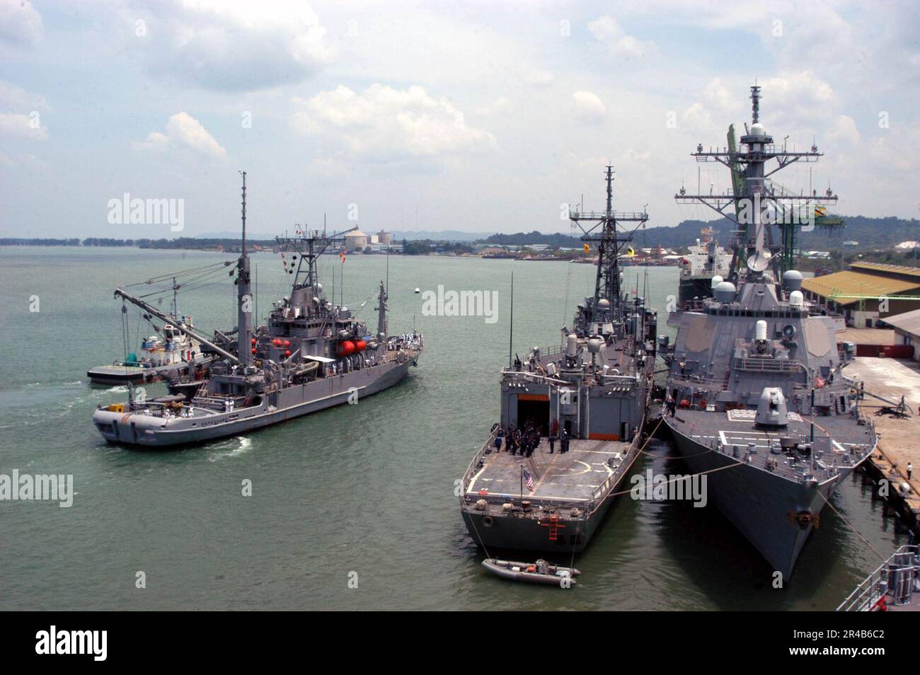 US Navy le navire de secours et de sauvetage USS Safeguard (ARS 50) se met en place pour venir le long de la frégate de missile guidé USS Rodney M. Davis (FFG 60). Banque D'Images