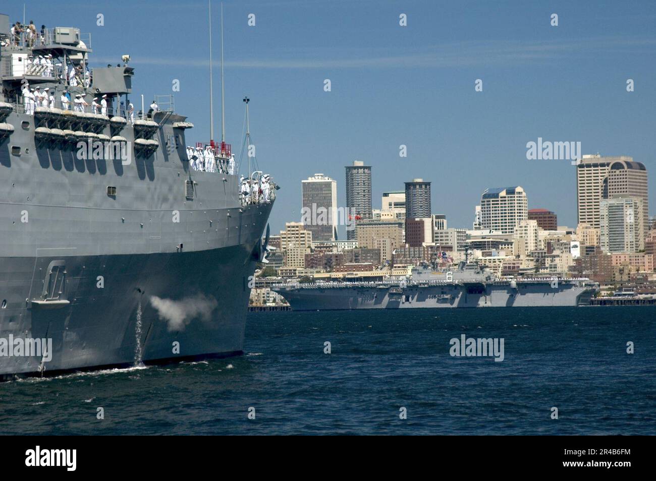 US Navy le quai de transport amphibie USS Ogden (LPD 5), à gauche, et le navire d'assaut amphibie USS Bonhomme Richard (LHD 6) passent le centre-ville de Seattle tout en participant à la parade des navires pendant l'annua 55th. Banque D'Images