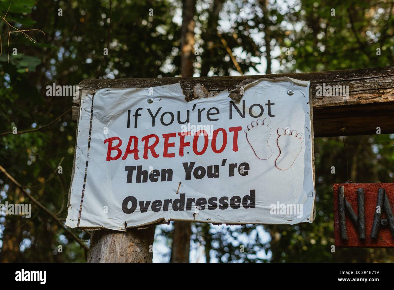 Un signe avec les mots "si vous n'êtes pas Barefoot, vous êtes survêtu" imprimé dans une police ludique sur un fond blanc Banque D'Images