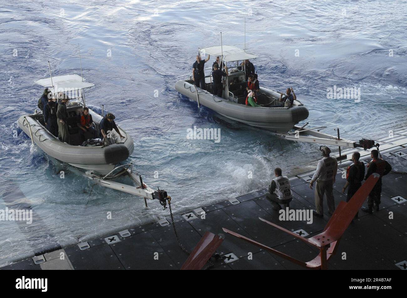 LES marins DE la Marine AMÉRICAINE affectés au 14e Escadron des contre-mesures de la mine d'hélicoptères (HM-14) et (HM-15) préparent des bateaux gonflables rigides de la coque (RHIB) et des traîneaux à système de mine à influence magnétique MK-105. Banque D'Images