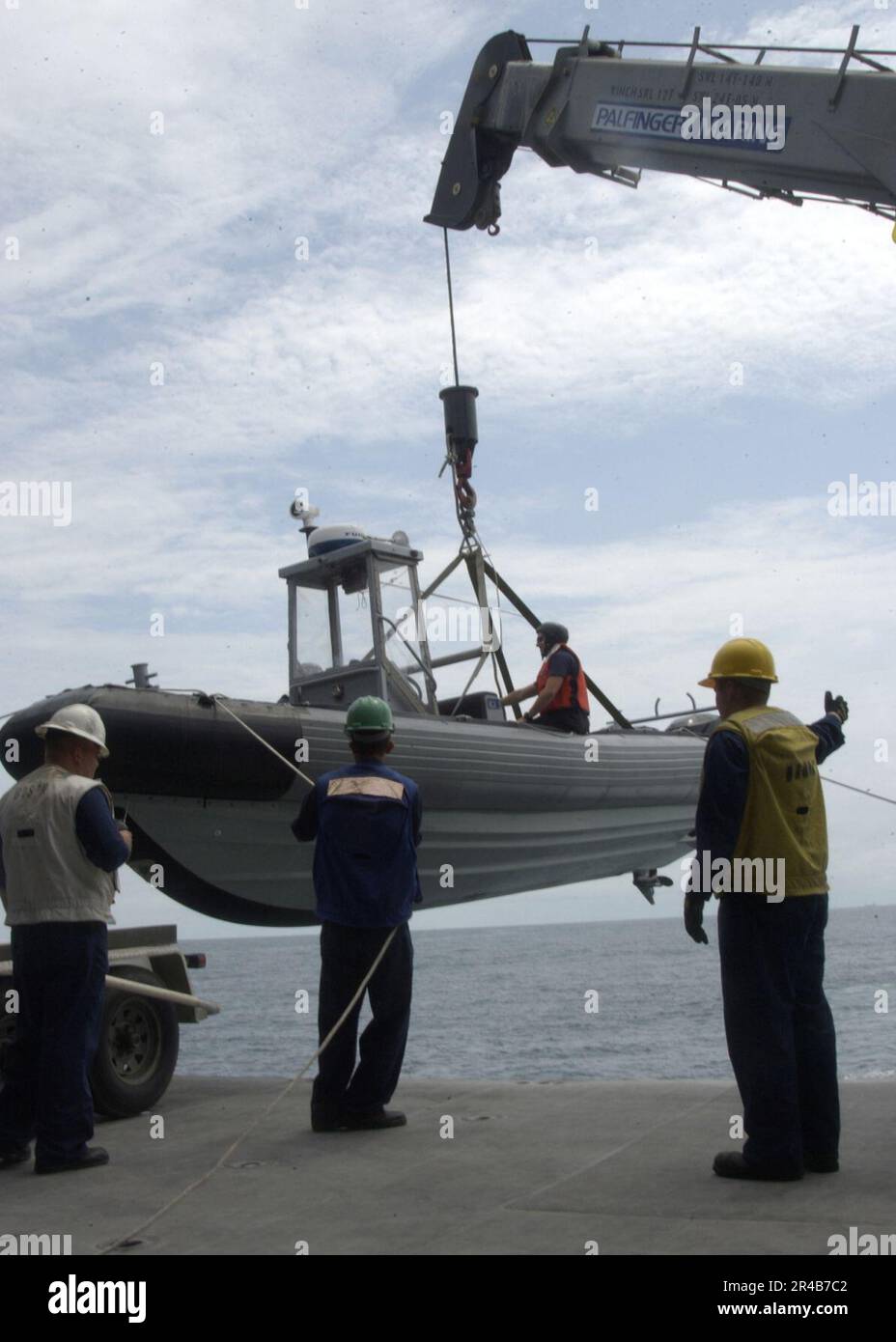 US Navy U.S. Le personnel naval à bord du navire à grande vitesse Swift (HSV 2) se prépare à déployer un petit bateau gonflable à hall rigide pour une évolution combinée de contre-mesures de la mine. Banque D'Images