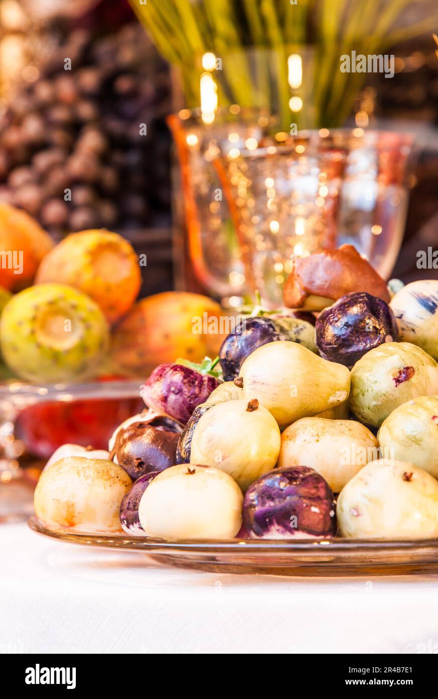 Italie. Table de luxe avec fruits de saison et friandises siciliennes traditionnelles Banque D'Images