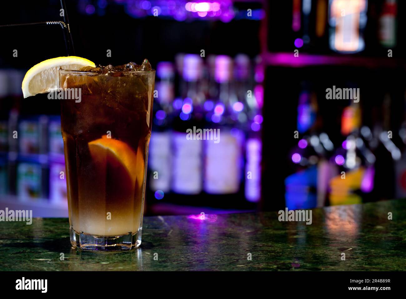 Long Island Iced Tea sur le fond du bar Banque D'Images