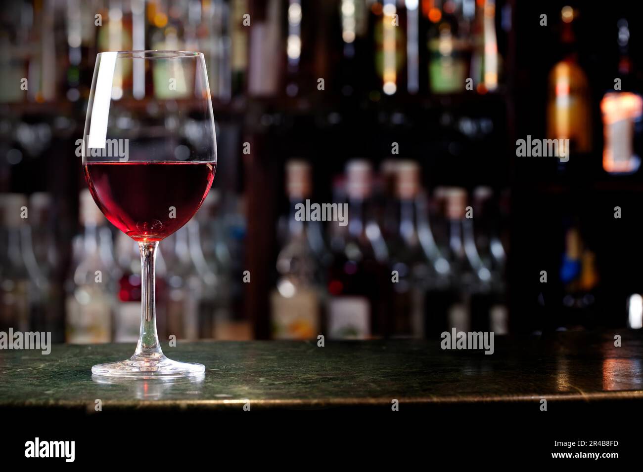 Verre à vin sur le fond du bar Banque D'Images