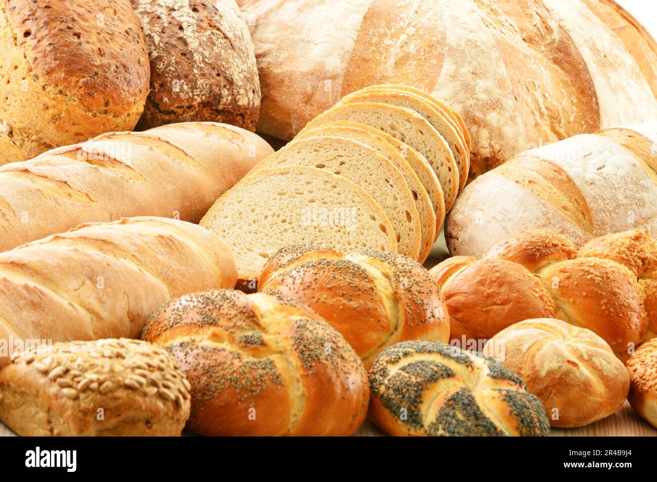 La composition avec des produits de boulangerie, dont différentes sortes de pain et petits pains Banque D'Images