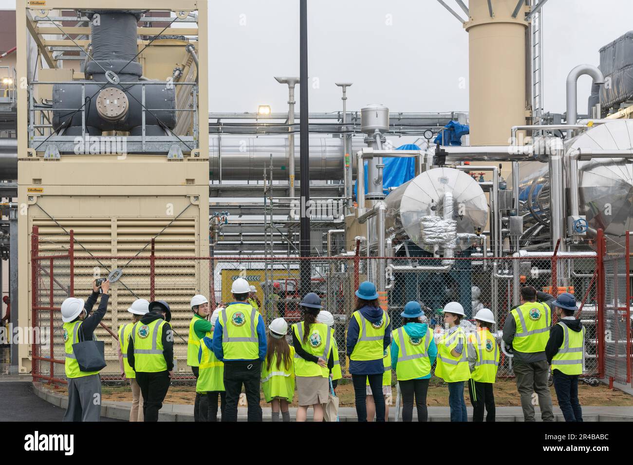 Nick Canton, directeur de l'énergie de Schneider Electric, présente aux participants la structure de l'usine de cogénération (CHP) de la base aérienne de Yokota, au Japon, au 23 mars 2023. Le 374th civil Engineer Squadron et le sous-traitant américain Schneider Electric ont organisé une visite de la nouvelle usine de cogénération pour éduquer et informer les élèves des classes moyennes et secondaires intéressés et leurs parents. Banque D'Images