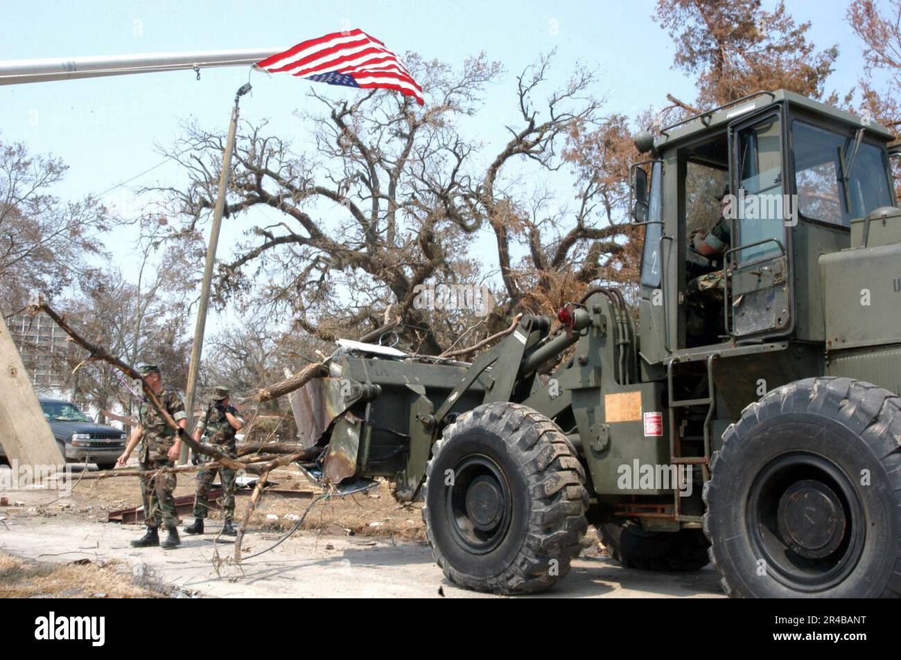 US Navy U.S. Des marins de la Marine affectés au bataillon de construction amphibie deux (ACB-2), nettoient les débris de l'ouragan Katrina à Biloxi, Mississippi. Banque D'Images