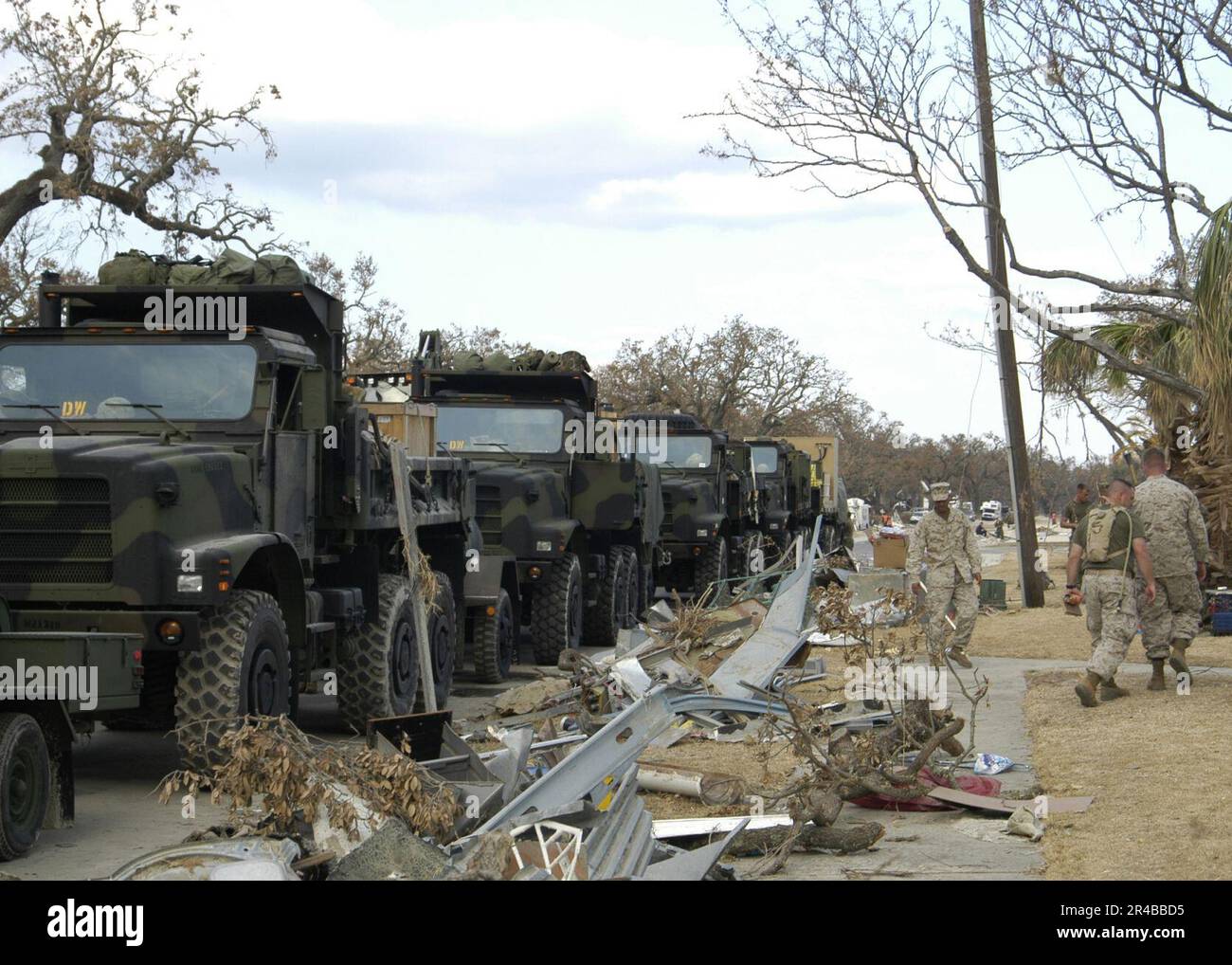 US Navy U.S. Les Marines alignent les camions utilitaires polyvalents sur le trottoir, chargés de fournitures de base pour le maintien de la vie et de produits de nettoyage. Banque D'Images