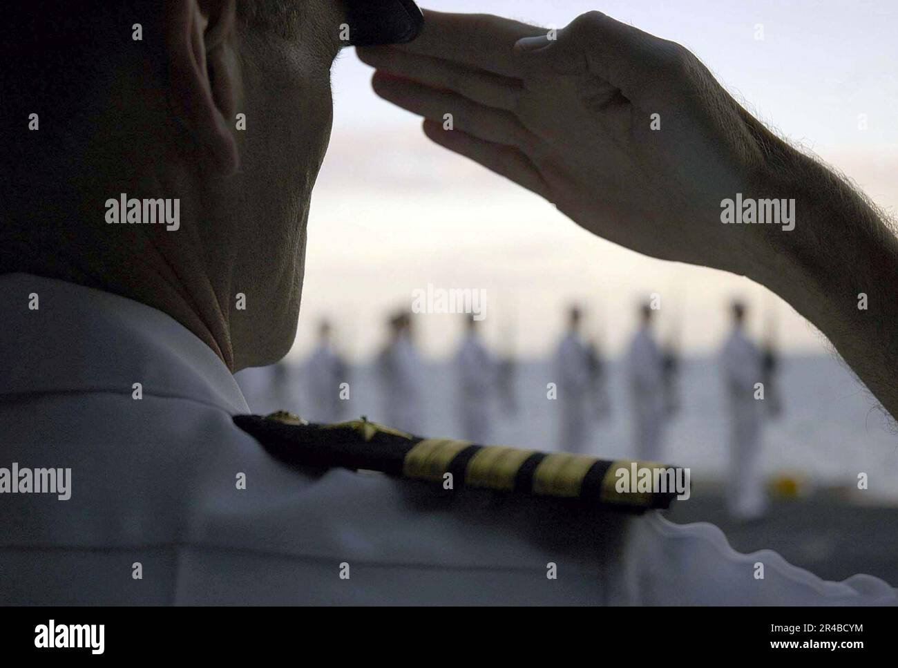 USS Abraham Lincoln de la Marine AMÉRICAINE (CVN 72) Commandant, Capt. Rend hommage lors d'un enterrement en mer à bord du porte-avions de la classe Nimitz. Banque D'Images