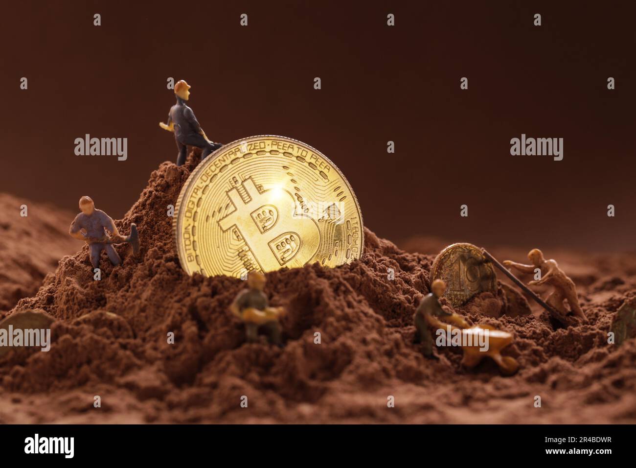 Creusez le sol pour découvrir le gros bitcoin d'or. Concept d'extraction de bitcoin en crypto-monnaie Banque D'Images