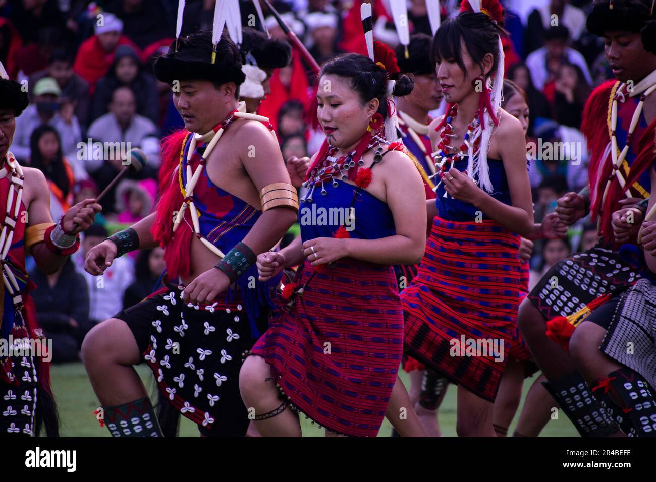 Kohima, Inde. 9 décembre 2022. Des membres de la communauté naga participent au festival de l'Hornbill, au village de Kisama près de Kohima, sur 9 décembre Banque D'Images