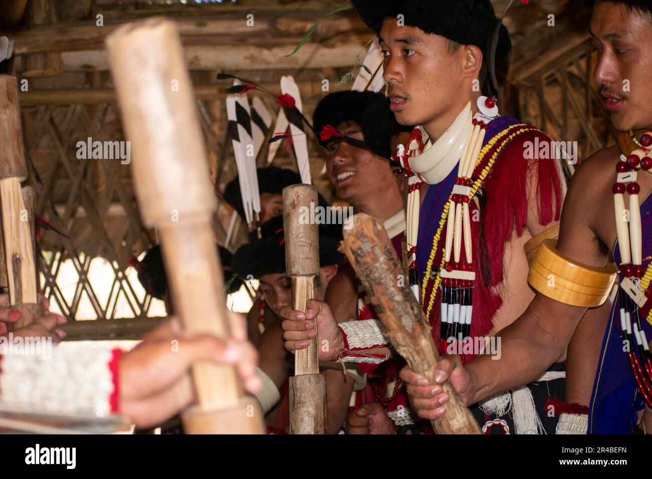 Kohima, Inde. 9 décembre 2022. Des membres de la communauté naga participent au festival de l'Hornbill, au village de Kisama près de Kohima, sur 9 décembre Banque D'Images