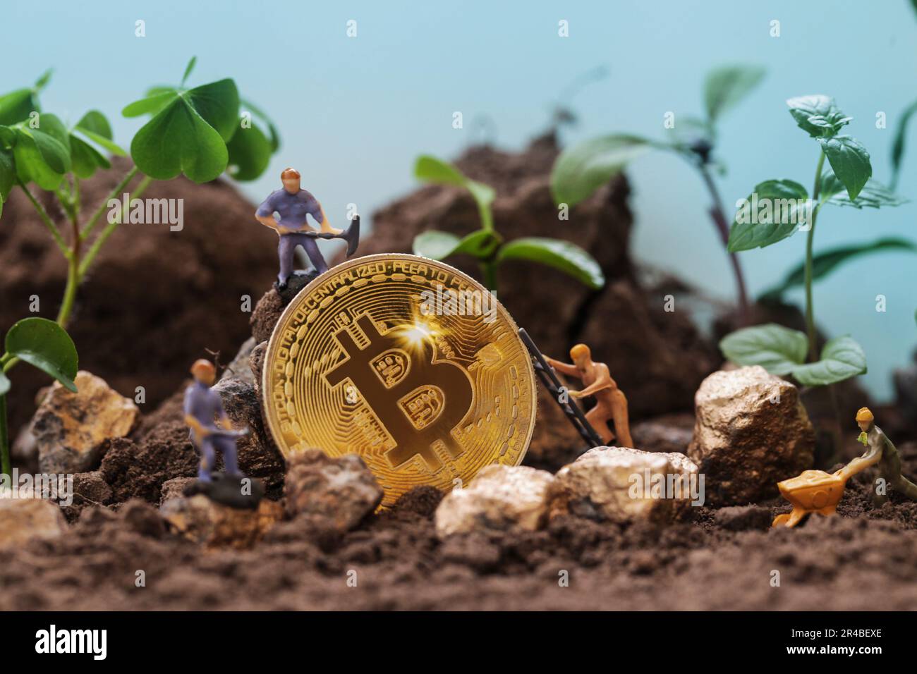 Développement durable Green crypto-monnaie Mining. Blockchain, figurines Miner creusant le sol pour découvrir le gros bitcoin d'or. Crypto-monnaies écologiques. Banque D'Images