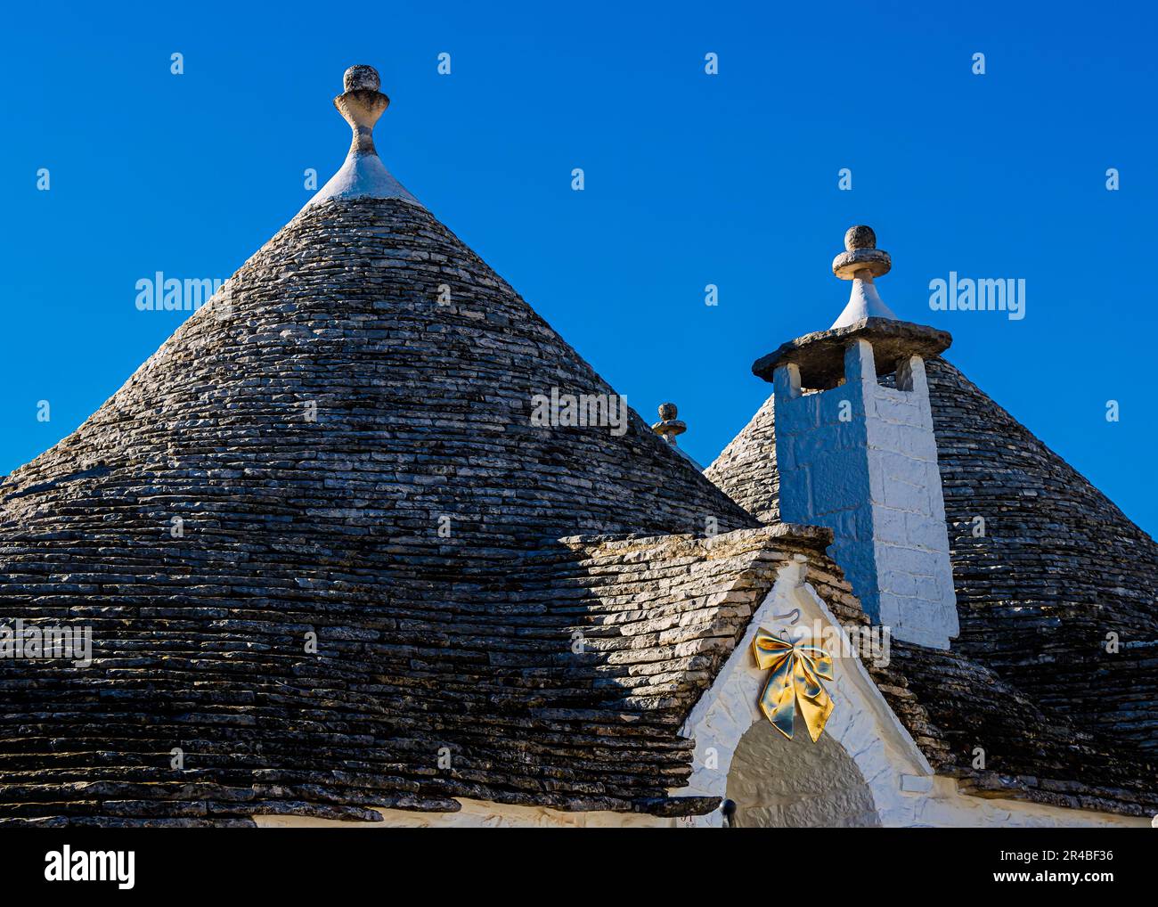 Les trulli, les habitations calcaires typiques d'Alberobello dans le sud de Puglia, sont des exemples extraordinaires de construction de dalles de pierre sèche, une technique dati Banque D'Images