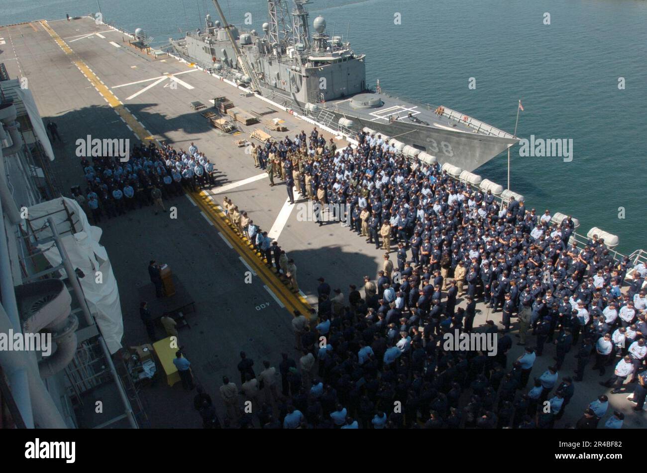 LE commandant DE la Marine AMÉRICAINE, USS Peliu (LHA 5), Capt. Tient un appel à main levée sur le pont de vol pendant que le navire est en période d'entretien à bord de la Station navale de San Diego. Banque D'Images