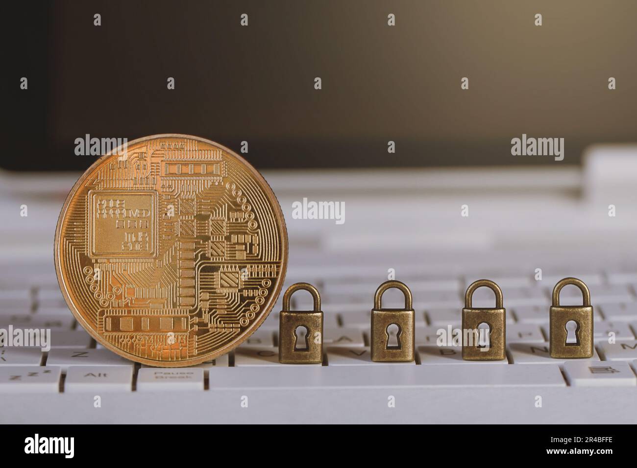 Bitcoin, crypto-monnaie avec verrous sur clavier blanc. Exploitation minière de crypto-monnaie, technologie blockchain, sécurité, protection, argent numérique. Banque D'Images