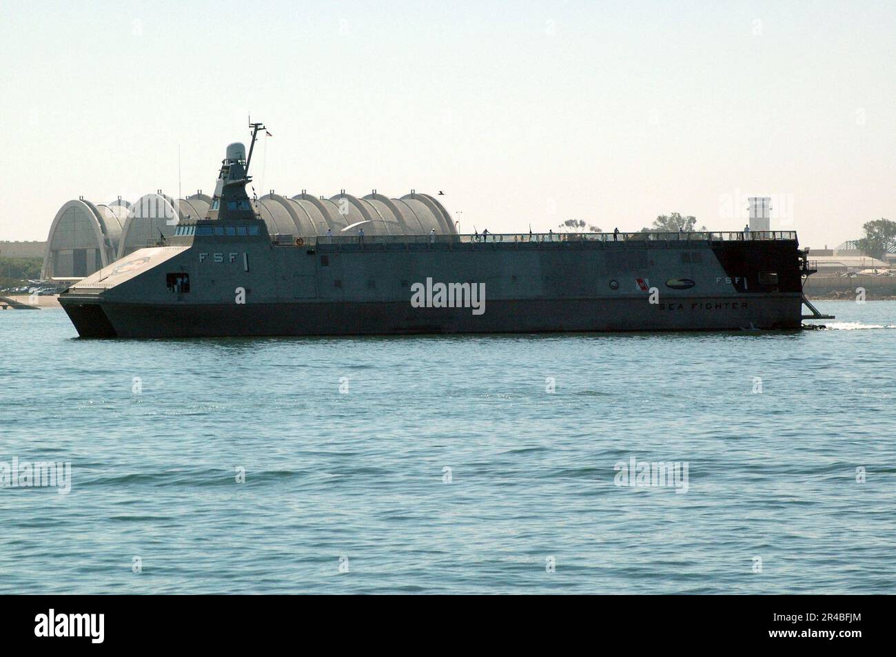 US Navy le littoral de la Marine navale de surface-avion de mer expérimental (FSF-1) se produit dans le cadre de la Parade maritime et aérienne organisée dans le cadre de la semaine de la flotte de San Diego 2005. Banque D'Images