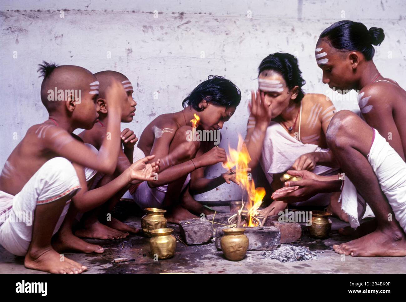 Jeunes Brahmin de l'école Védique lors de leurs rituels matinaux à Kumbakonam, Tamil Nadu, Inde, Asie Banque D'Images