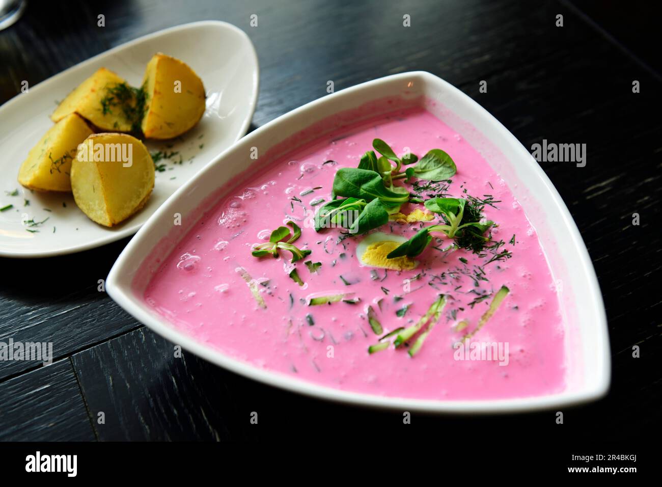 Saltibarsciai, soupe de betteraves froides au babeurre, œufs et pommes de terre, restaurant Leiciai, vieille ville, Vilnius, Lituanie Banque D'Images