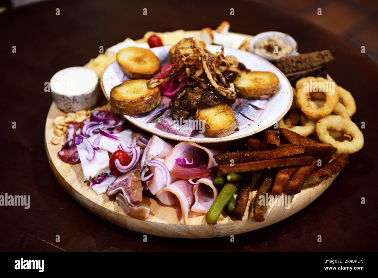 Assiette de hors-d'œuvre avec pommes de terre, jambon, pain grillé au restaurant Leiciai, vieille ville de Vilnius, Lituanie Banque D'Images