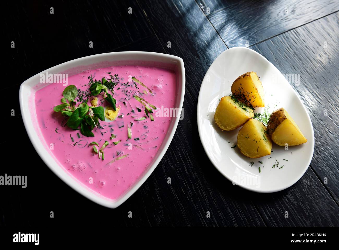 Saltibarsciai, soupe de betteraves froides au babeurre, œufs et pommes de terre, restaurant Leiciai, vieille ville, Vilnius, Lituanie Banque D'Images