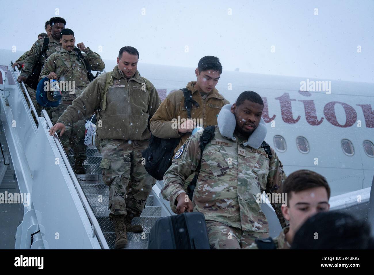 ÉTATS-UNIS Les aviateurs de la Force aérienne de l'équipe expéditionnaire de l'escadron de chasseurs 525th retournent de leur déploiement à la base aérienne de Kadena, au Japon, sur la base conjointe Elmendorf-Richardson, en Alaska, au 8 avril 2023. « À Kadena, les Bulldogs ont soutenu de multiples déploiements en avant, mené des tâches plus élevées au siège pour soutenir des partenaires communs et multinationaux, et mené une formation locale avec d'autres actifs basés à Kadena », a déclaré le lieutenant-colonel Matthew Tromans, commandant du 525th Escadron de combat. Banque D'Images