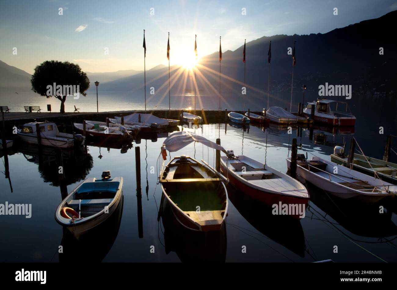 Port au coucher du soleil, lac alpin Lago Maggiore, Ascona, Suisse Banque D'Images