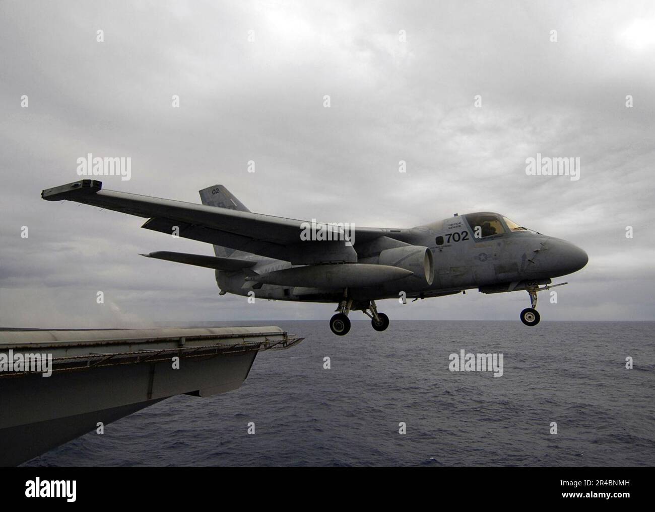 US Navy un Viking S-3B piloté par le commandant de VS-32, Cmdr. William K. Henderson, lance depuis le pont de vol du porte-avions à propulsion nucléaire USS Enterprise (CVN 65). Banque D'Images