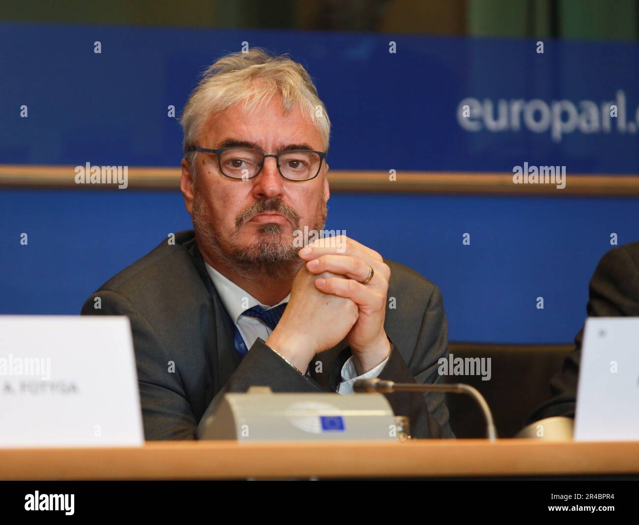 Parlement européen, Bruxelles, Belgique 24/05/2023 – le député européen de Milan Zver de Slovénie parle parmi des dizaines de députés de différents groupes politiques Banque D'Images